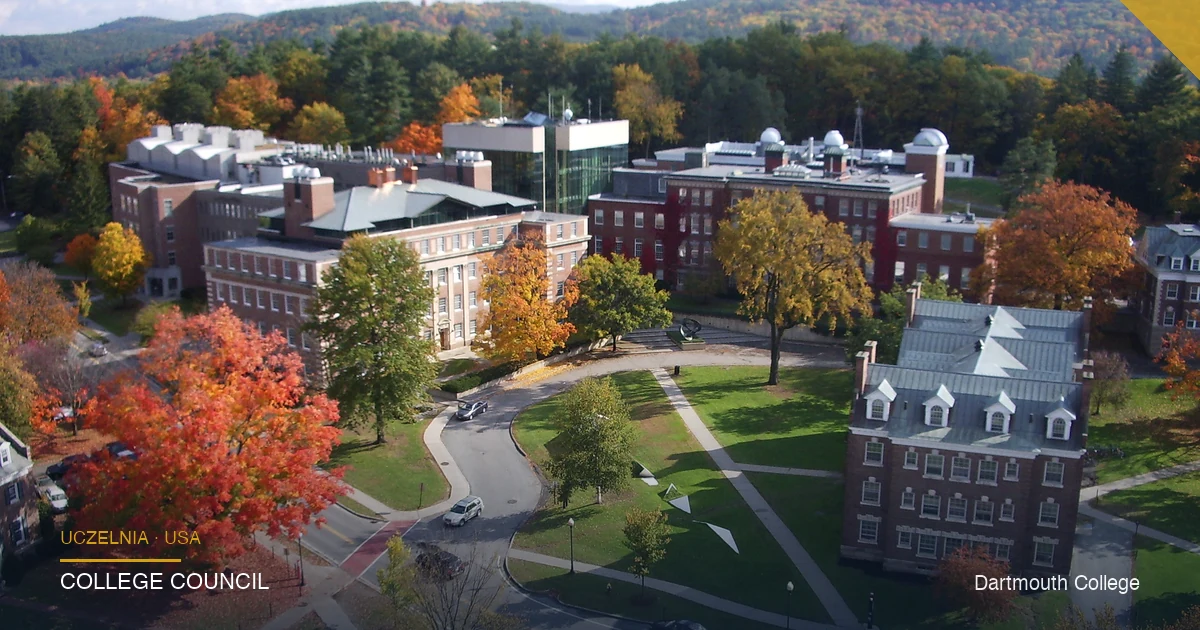 Kampus Dartmouth College z jesiennym listowiem w New Hampshire