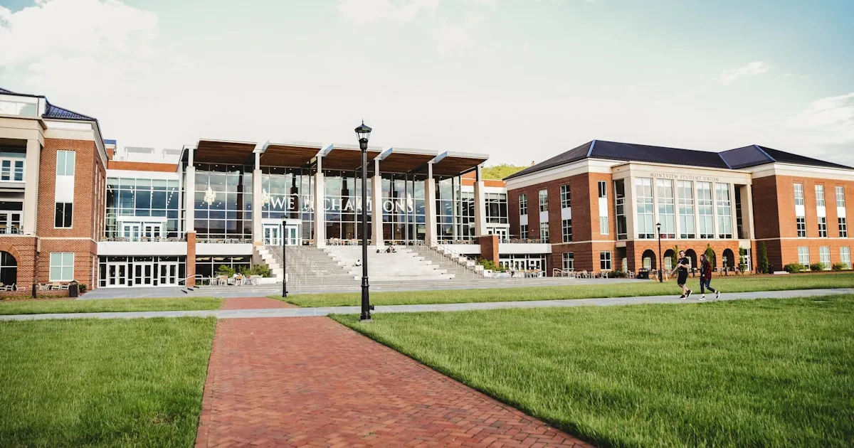 Studia za granicą — poradnik dla rodziców. Jak wspierać dziecko w aplikacji?